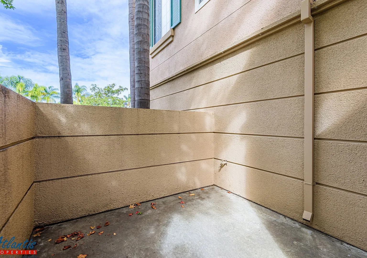 Lovely Townhouse | Desirable Location — Photo 2