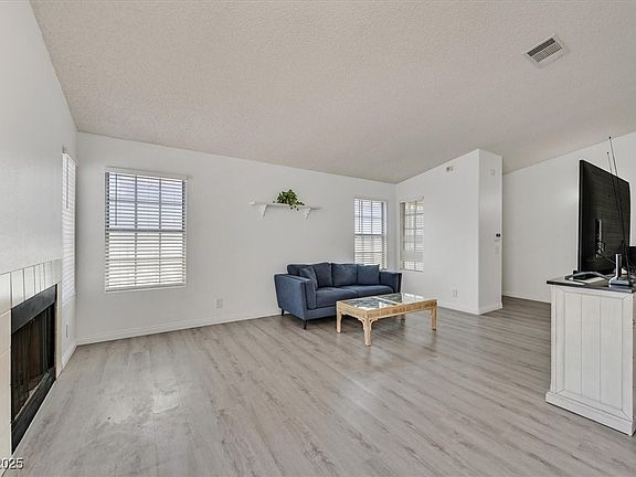4th image of 1356 Pleasant Brook St