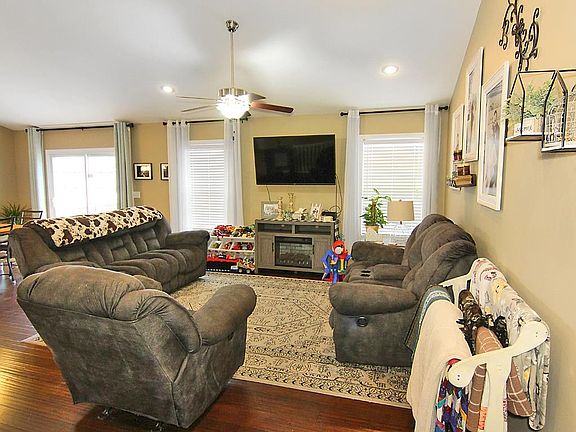 3rd image of 176 Glen Dr
