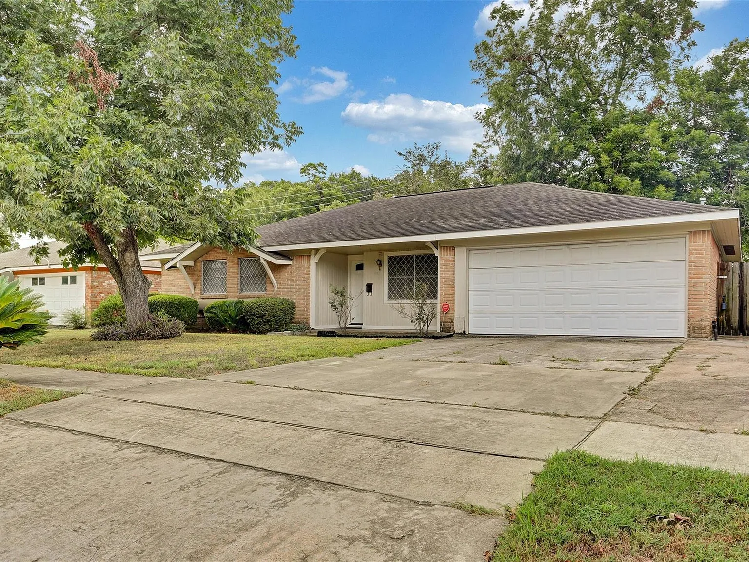 4 bed, 2.0 bath, 2433 sqft, $1,900 — Photo 2