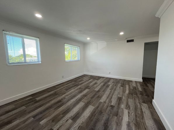 1949 NE 172nd St UNIT 18