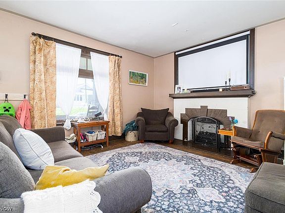 5th image of 1132 Wellesley Ave