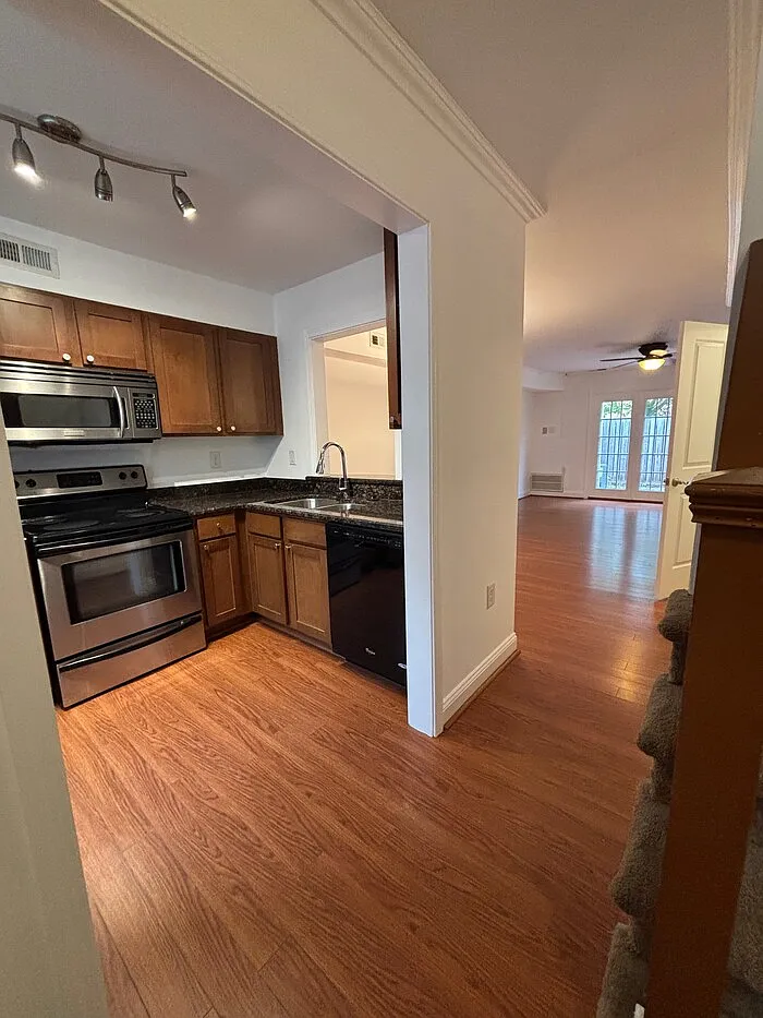 2 bed, 1.5 bath, 900 sqft, $1,525 — Photo 4