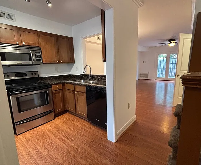 1207 Green Oaks Ln #D — Photo 4
