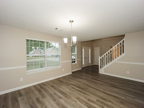 5th image of 215 Penny Ln