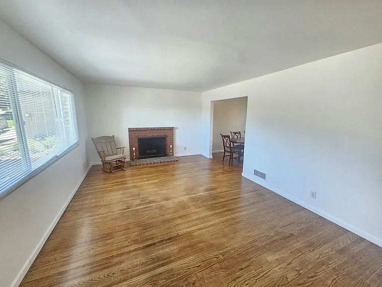 3152 Huntington Ct — Photo 2