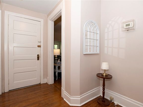 5th image of 411 Hampton Ave