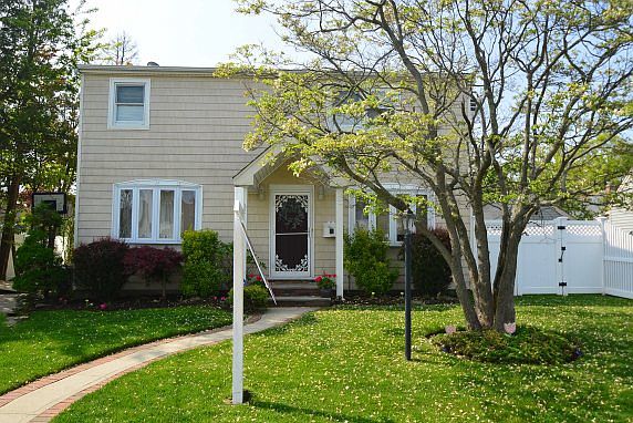 1st image of 321 Evans Ave