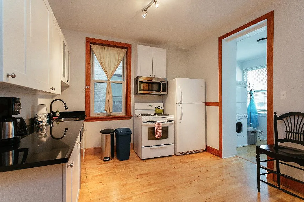 1318 W Cornelia Ave — Photo 3