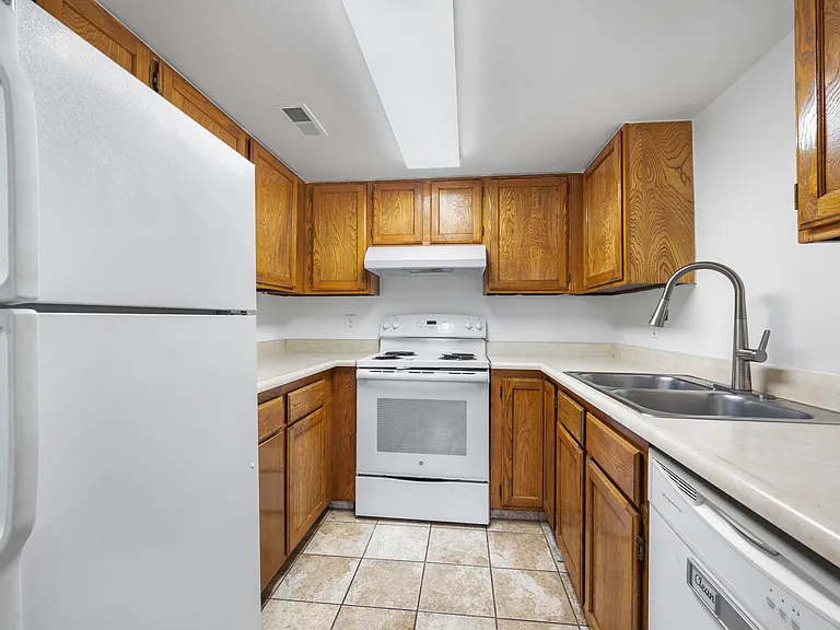 653 S 880 W #4 — Photo 9