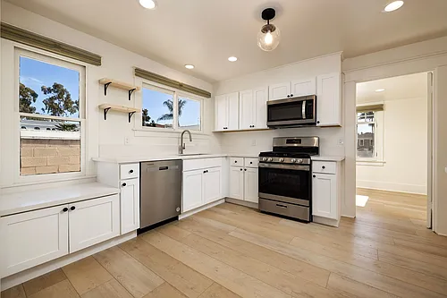 3 Bed/2 Bath + Office Den - Downtown Santa Barbara Photo 1