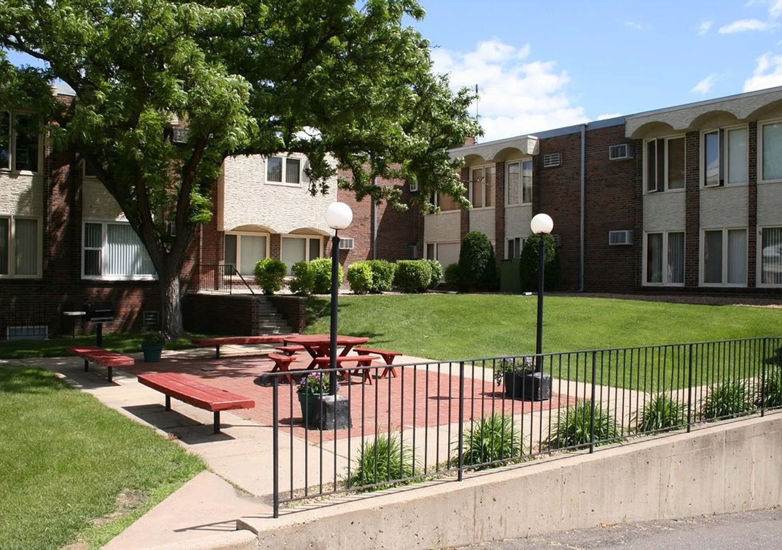 Parklawn Apartments — Photo 2