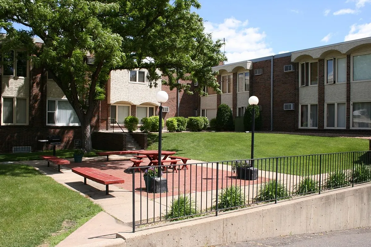 Building Photo - 4251 Parklawn Ave