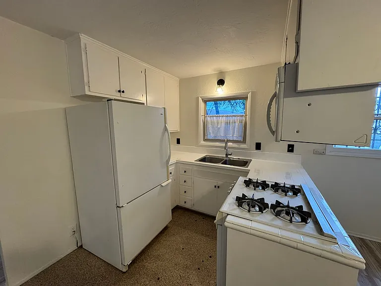 Manzanita Dr — Photo 11