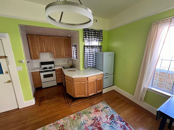 2nd image of 475 Green St #3
