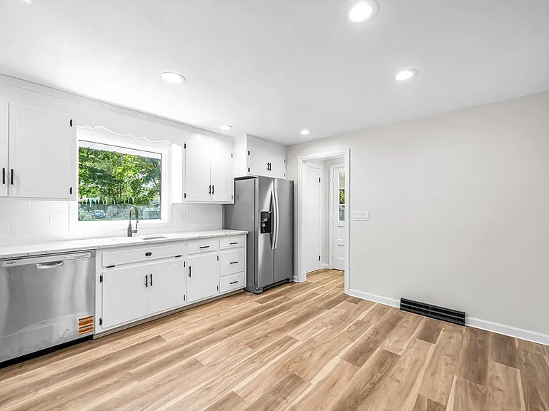 557 Maple Rd #1 — Photo 16