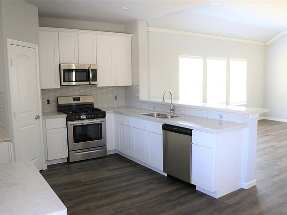 4th image of 320 Carlos Leal Dr