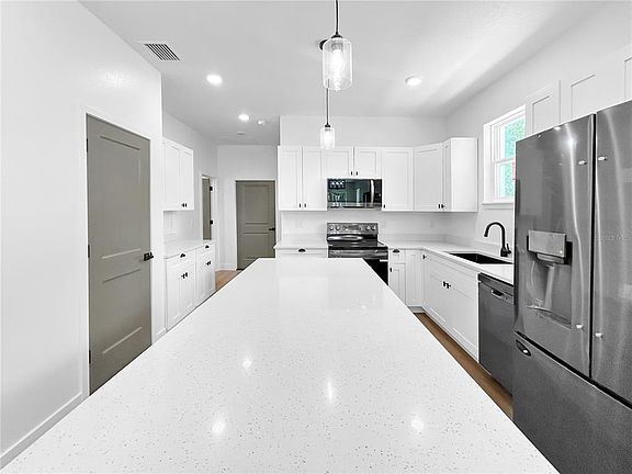 3rd image of 1010 Hickory Ave