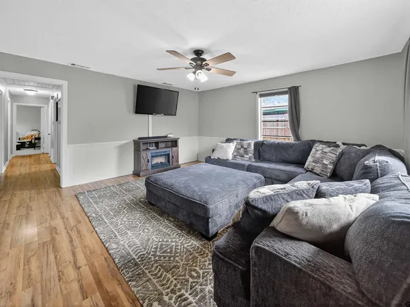 306 4th St, Palestine, TX 75803