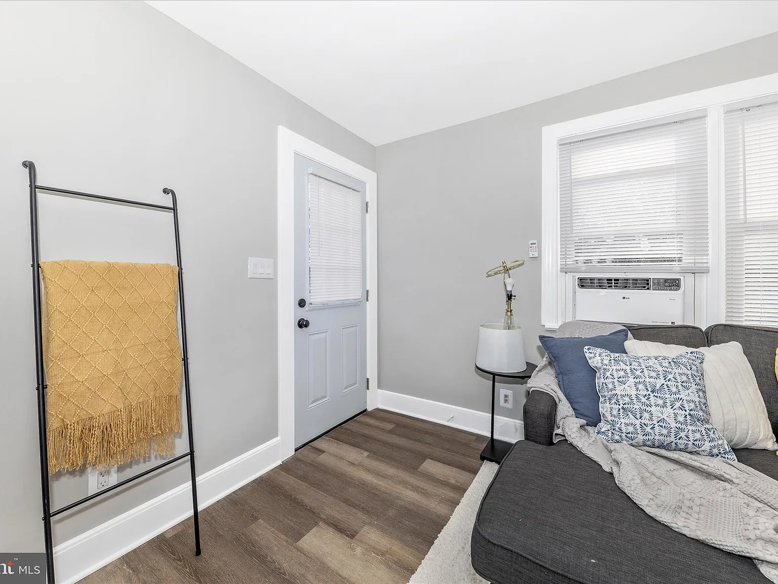 3 bed, 1.5 bath, 1305 sqft, $1,999 — Photo 3