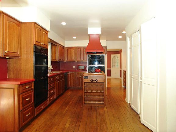 5th image of 104 Nottingham Way S