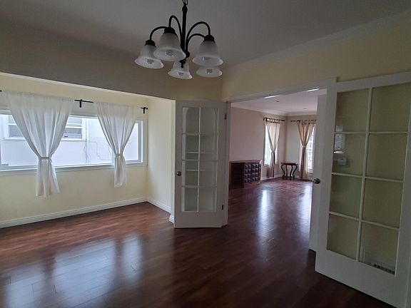 5th image of 334 N Mariposa Ave