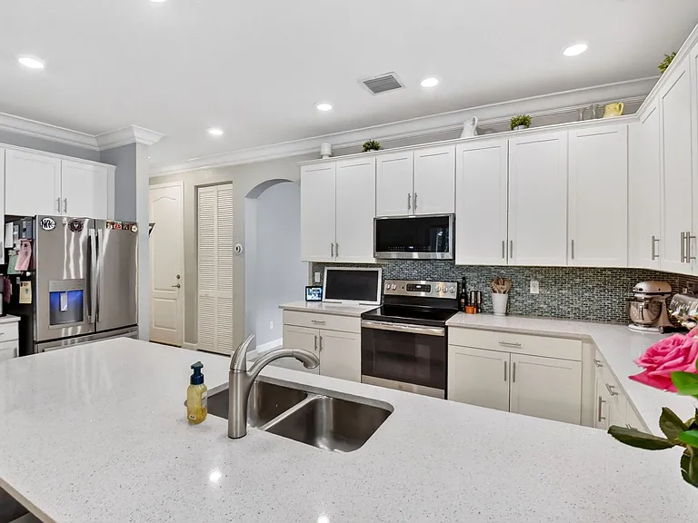 9062 Gulf Cove Dr — Photo 17