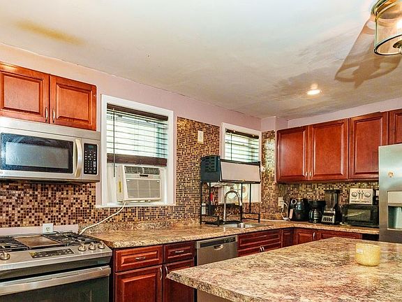 4th image of 40 Baker Rd