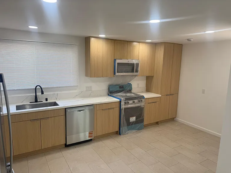 23926 Hamlin St — Photo 3