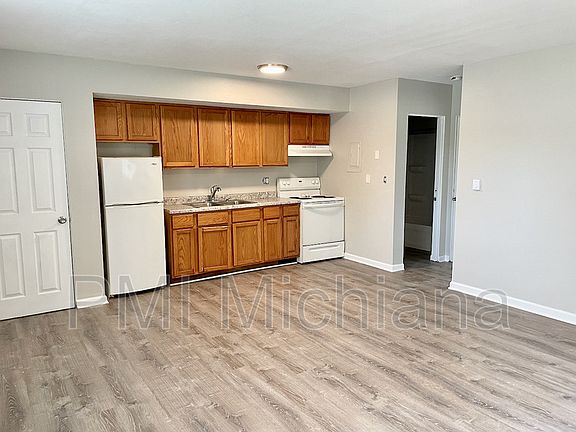 2nd image of 2265 Johnson St
