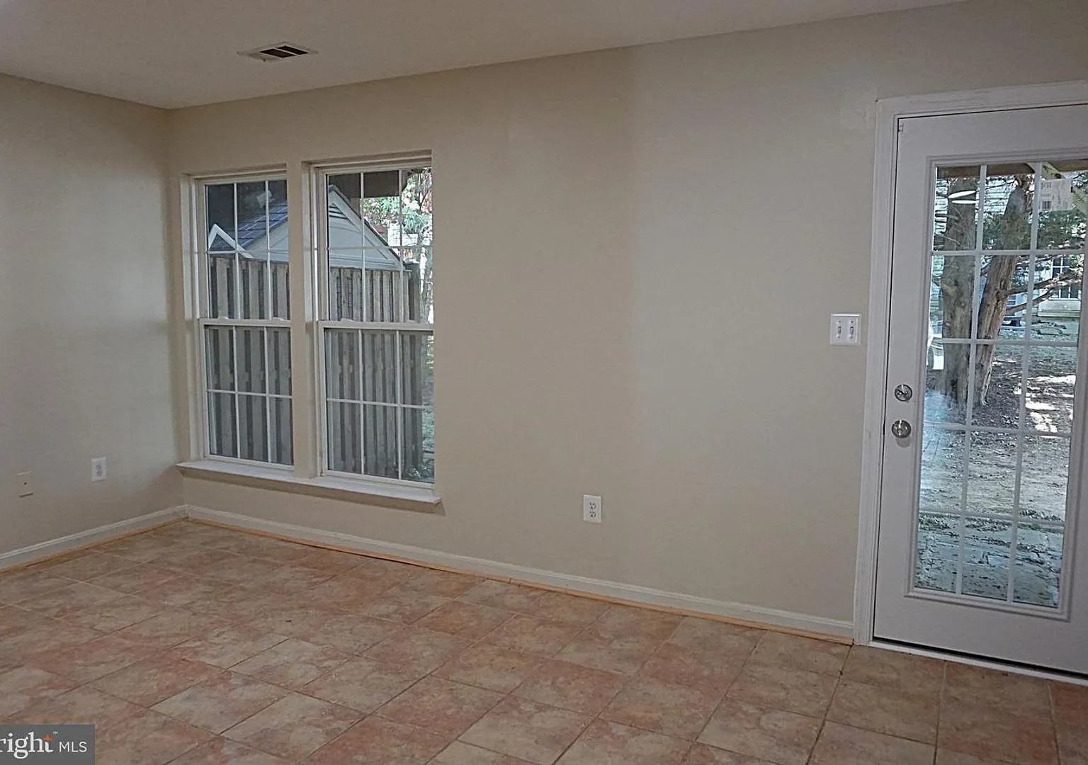 A gorgeous townhouse with one-car garage in a desired community in Germantown! — Photo 3