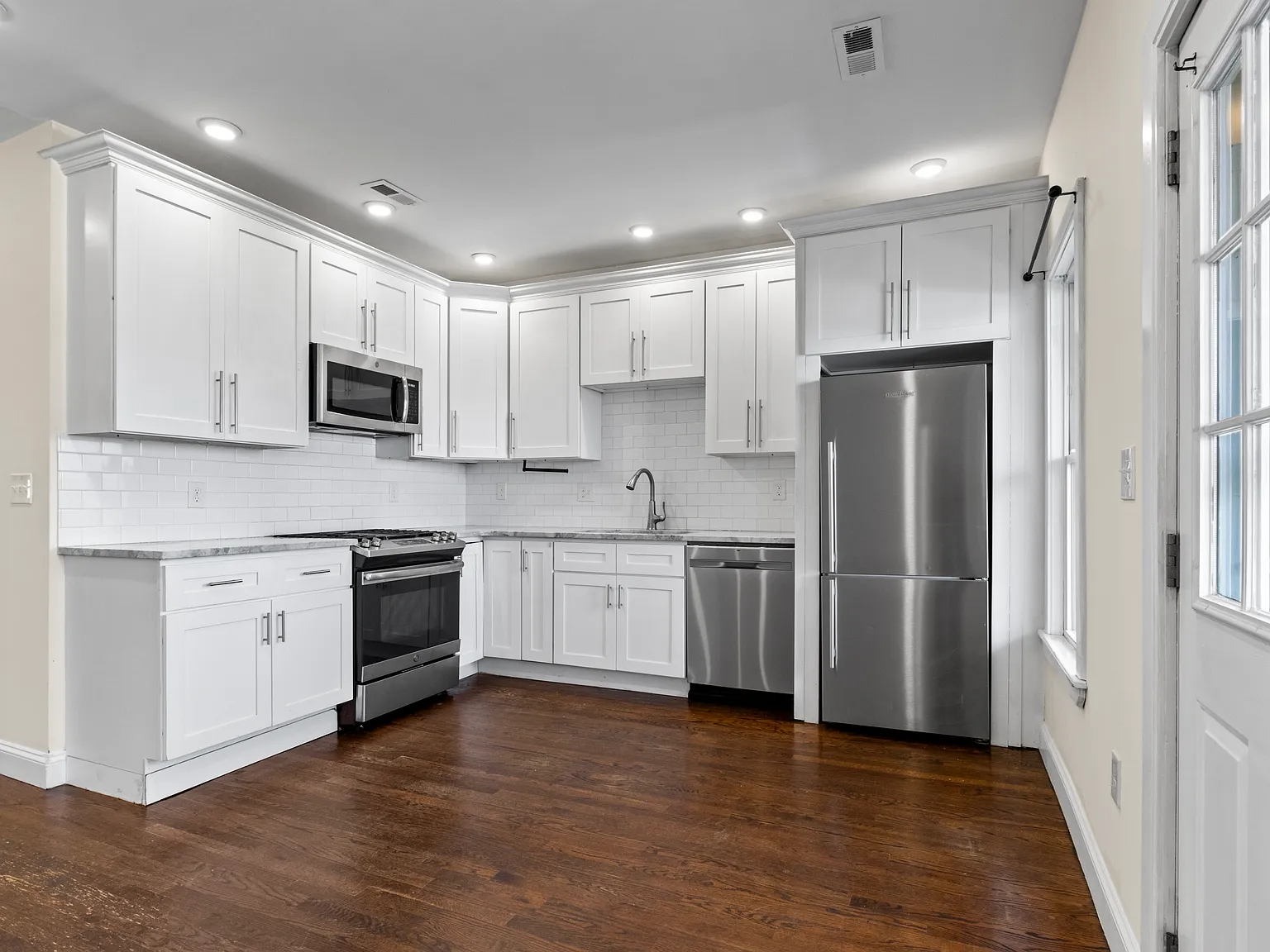2 bed, 1200 sqft, $3,100 — Photo 3