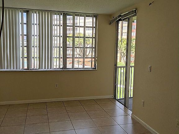 5th image of 1750 NE 191st St APT 318