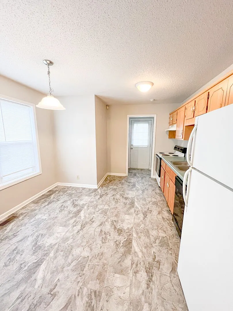2 Bedroom 1 Bathroom Home with large backyard — Photo 4