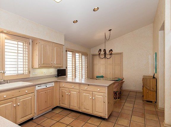 5th image of 709 Carlyle Ct