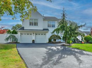 12 Woodmere Ct, Old Bridge, NJ 08857