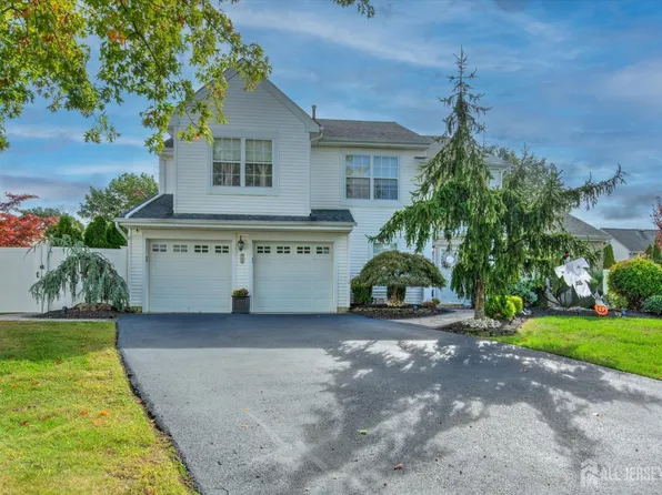 12 Woodmere Ct, Old Bridge, NJ 08857