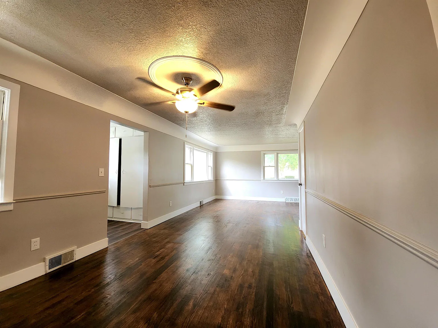 4 bed, 2.0 bath, 2106 sqft, $1,900 — Photo 2