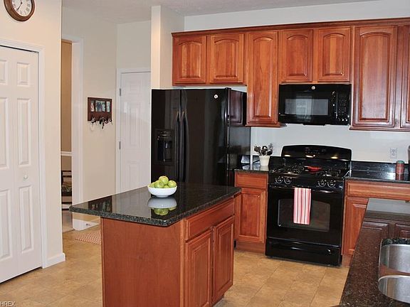 5th image of 105 Shale Ct