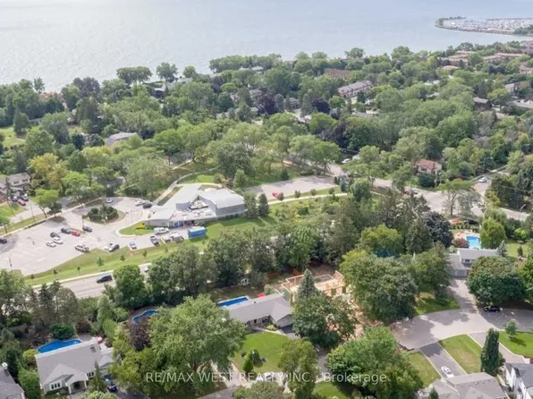1566 Venetia Dr, Oakville, ON L6L 1K7