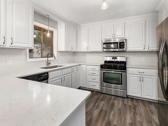 3rd image of 3902 Sarah Dr