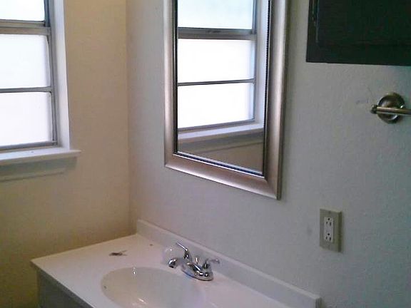 2nd image of 1520 S Globe Ave