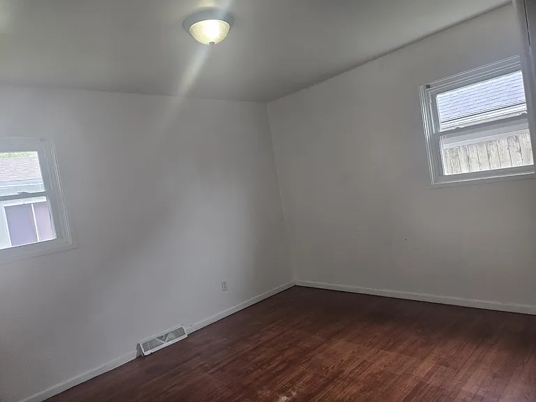 8208 N Knoxville Ave — Photo 6