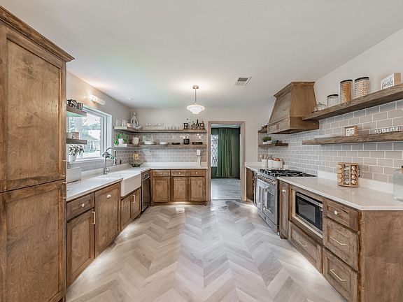 5th image of 2211 Midhurst Dr