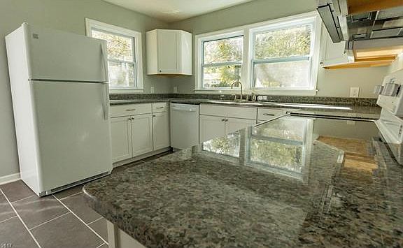 3rd image of 1910 Oxford Dr