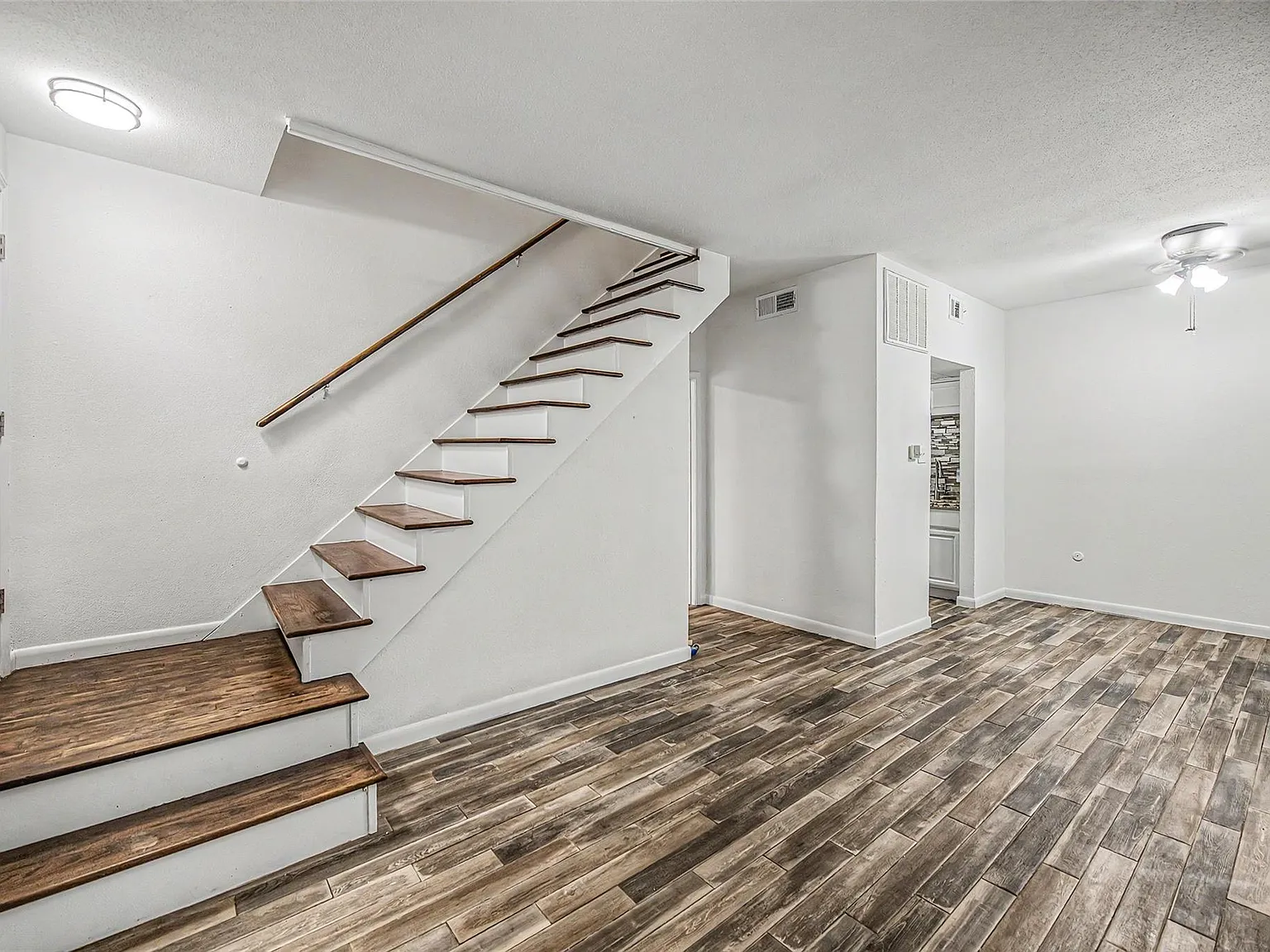 3 bed, 2.5 bath, 1350 sqft, $2,199 — Photo 3