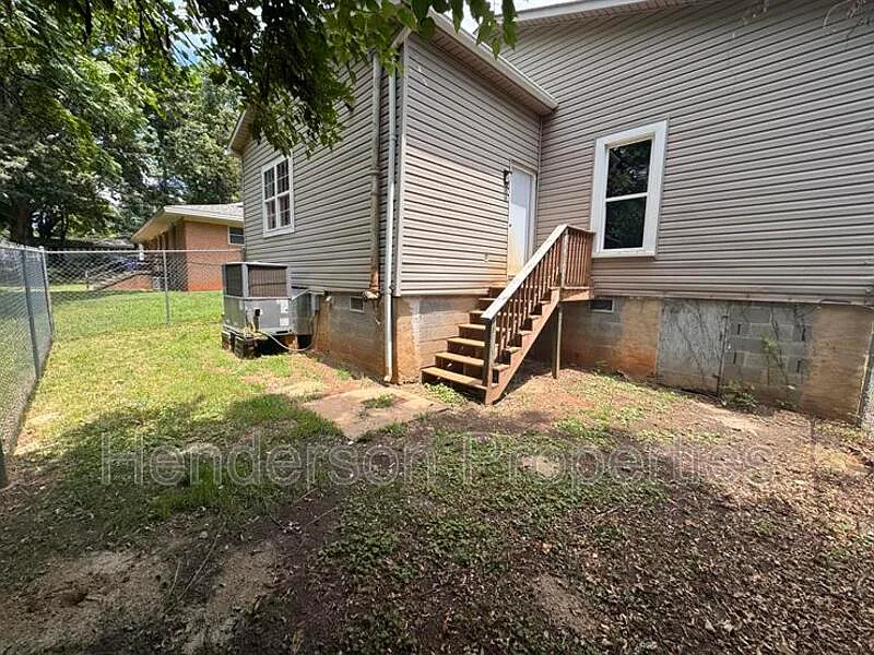 3 bed, 1.0 bath, 1347 sqft, $1,450 — Photo 3