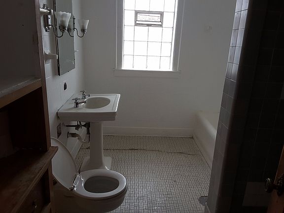 5th image of 7836 S Euclid Ave APT 1