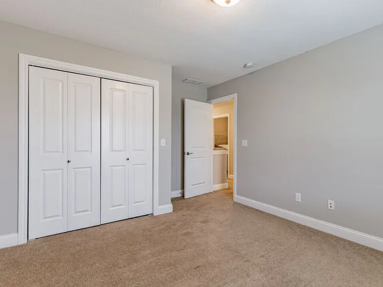 901 Cates Dr — Photo 2