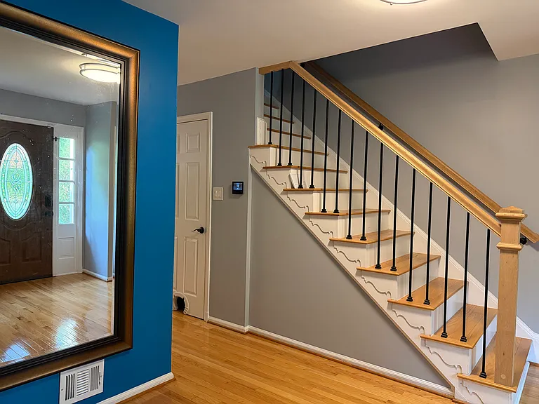 1736 Crestview Dr — Photo 2